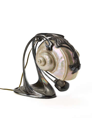 Jugendstill table lamp model "Nautilus". Austria, early 20th century. Silver-plated cast metal stem and tilting diffuser made from a nautilus. Engraved mark "MH20". (h 19.5 cm.) (defects) | | Literature | per esemplari simili: | W. Ueker, Art Nouve - Foto 3