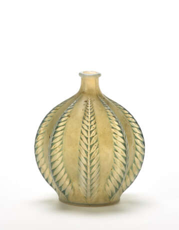 Malines' jar also known as 'Feuilles Pointues' in mould-blown, satin, bevelled and blue patinated glass. disegno del 1924, realizzazione ante 1947. Signed and numbered under the base "R. Lalique France n° 957". (h 12 cm.) | | Provenance | Private - photo 1