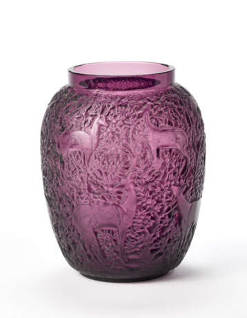 Vase model "Biches". second half 20th century. Mould-blown, bevelled and patinated transparent violet glass. Decoration with leaves and animals. Model created in 1932, revived after 1951. Signed with engraving under the base. (h 17 cm.; d 9 cm.) | - photo 1