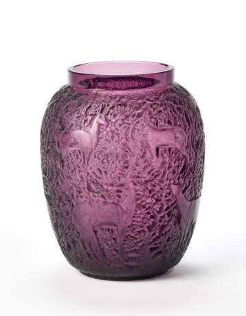 Vase model "Biches". second half 20th century. Mould-blown, bevelled and patinated transparent violet glass. Decoration with leaves and animals. Model created in 1932, revived after 1951. Signed with engraving under the base. (h 17 cm.; d 9 cm.) | - photo 2