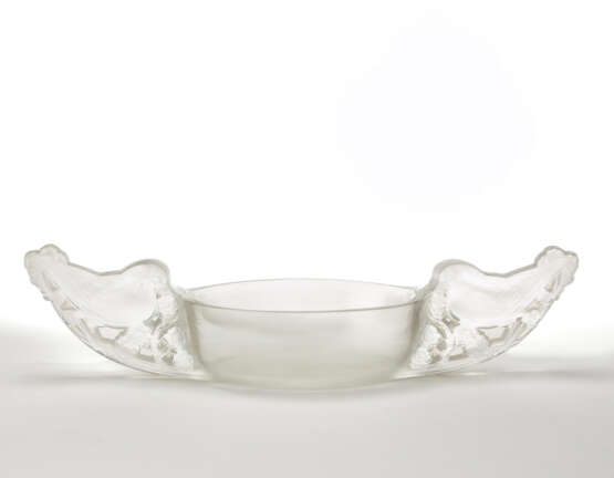 "Mésange" | Centrepiece-jardinière. France, 1927. Colourless and opalescent mould-blown glass, frosted on the outer surface, decorated with sparrows and floral motifs. Engraved signature "R. LALIQUE FRANCE". (l 53 cm.) | | Literature | F. Marcilhac - photo 3