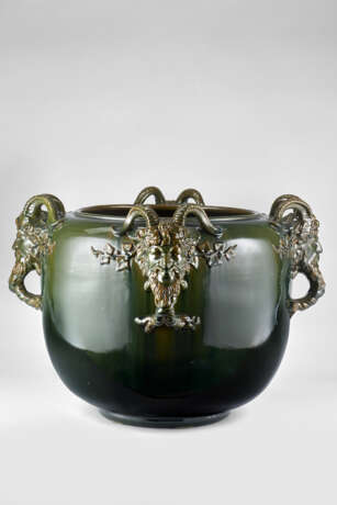 Large green enamelled ceramic cahepot under glaze, with satyr's head-shaped handles. Golfe Juan, France, early 20th century. Inscribed on the side: "CLEMENT MESSIER / GOLFE - JUAN (A. M.). (h 36.5 cm.; d 56 cm.) (slight defects) - Foto 1