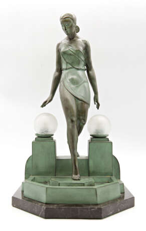 "Nausica" | Table lamp depicting maiden descending pool steps. 1930s. Artistic bronze with green patina on marble base, mirror and glass. Marked Fayral on the side and Le Verrier on the back. (26x45x25 cm.) (defects and breaks ) - фото 1