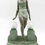 "Nausica" | Table lamp depicting maiden descending pool steps. 1930s. Artistic bronze with green patina on marble base, mirror and glass. Marked Fayral on the side and Le Verrier on the back. (26x45x25 cm.) (defects and breaks ) - Foto 1