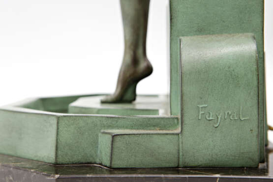 "Nausica" | Table lamp depicting maiden descending pool steps. 1930s. Artistic bronze with green patina on marble base, mirror and glass. Marked Fayral on the side and Le Verrier on the back. (26x45x25 cm.) (defects and breaks ) - фото 7