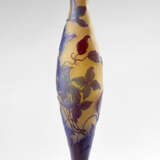 Large vase. early 20th century. Cameo-blown glass with frosted burgundy and blue floral decoration on an opalescent ground. (h max 50 cm.) - photo 1