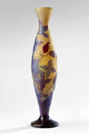 Large vase. early 20th century. Cameo-blown glass with frosted burgundy and blue floral decoration on an opalescent ground. (h max 50 cm.) - фото 1