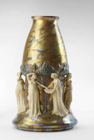 Large cast ceramic vase decorated with female figures in high relief picking fruit. Enamelled surface in a light and dark crème colour with metallic lustres on a green ochre background. Execution by Zsolnay, Hungary, early 20th century. Marked and nu - Foto 1