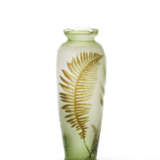Transparent green cameo blown glass vase acid treated with leaves in slight relief. Nancy, early 20th century. Cammeo signature. (h 40.5 cm.) - photo 1