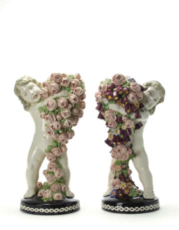 Two sculptures depicting a putto with roses and a putto with flowers and roses. Execution by Bernhard Bloch, Austria, 1915ca. Cast ceramic enamelled in polychromy under glaze. Marked with the manufactory monogram and engraved numerals 10 45 988 and 1 - Foto 2