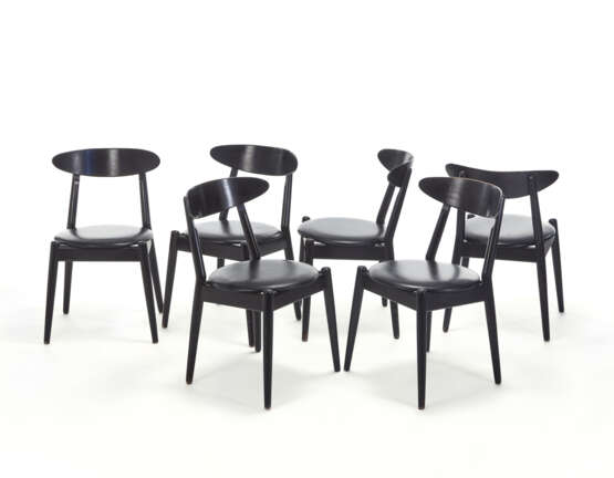 Six chairs with ebonised wooden frame and black leather seats. Produced by Peter Jeppesen, Denmark, second half 20th century. (49x75x42 cm.) (slight defects) - Foto 1