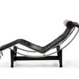 Chaise longue model "LC4". Produced by Cassina, Meda, 1970s/1980s. Chestnut wooden structure. Two open shelves, of which the upper one in glass, a large bookstand, an inverted V design with an outward-flexing upper grip. Marked and numbered by engrav - Maintenant aux enchères