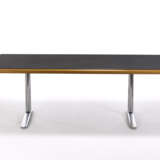 Desk with top covered in black leather and edged in solid oak wood, chromed metal supports. Produced by Knoll International,, 1973. (227x76x110 cm.) (slight defects) - Foto 1