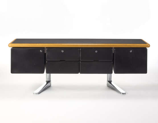 Sideboard with four drawers and two side doors upholstered in black leather, chromed metal tubular support and top edged in solid oak wood and leather. Produced by Knoll International,, 1973. (194x75x60 cm.) (defects and losses) - Foto 1