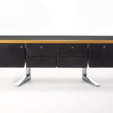 Sideboard with four drawers and two side doors upholstered in black leather, chromed metal tubular support and top edged in solid oak wood and leather. Produced by Knoll International,, 1973. (194x75x60 cm.) (defects and losses) - Foto 2