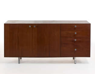 Sideboard with drawers and storage compartment. Produced by Herman Miller, Usa, 1950s/1960s. Solid wood and veneered frame, metal feet. (170x82x47 cm.) (defects)