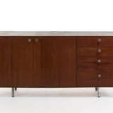 Sideboard with drawers and storage compartment. Produced by Herman Miller, Usa, 1950s/1960s. Solid wood and veneered frame, metal feet. (170x82x47 cm.) (defects) - Foto 2