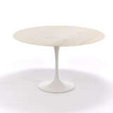 Table model "Tulip". Produced by Knoll International, Usa, disegno del 1956. White marble top, cast aluminium pedestal and white rilsan. (h 72 cm.; d 120.5 cm.) (slight defects) - photo 1