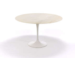 Table model "Tulip". Produced by Knoll International, Usa, disegno del 1956. White marble top, cast aluminium pedestal and white rilsan. (h 72 cm.; d 120.5 cm.) (slight defects)