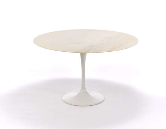 Table model "Tulip". Produced by Knoll International, Usa, disegno del 1956. White marble top, cast aluminium pedestal and white rilsan. (h 72 cm.; d 120.5 cm.) (slight defects) - Foto 1