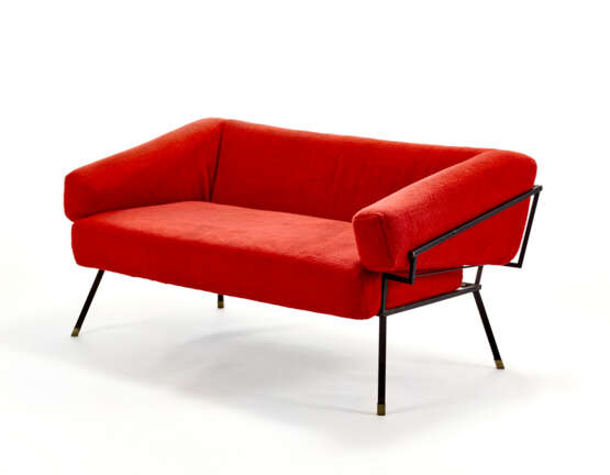 Sofa with tubular frame and black painted metal rod, seat and back upholstered in red synthetic velvet. Italy, 1960s/1970s. (135x68x78 cm.) (slight defects) - photo 1