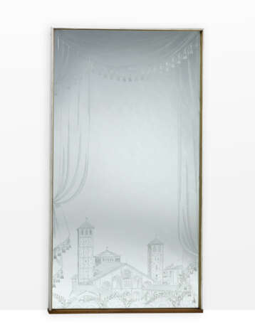 Engraved glass mirror depicting the Basilica of Sant'Ambrogio in Milan with curtains at the top, designed by architect Bacci. 1950. White painted wooden frame. Signed and dated at lower right. (98x182 cm.) (slight defects) - Foto 2