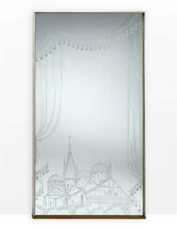 Engraved glass mirror depicting the Basilica of St. Anthony of Padua with curtains at the top, designed by architect Bacci. Italy, 1950. White painted wooden frame. Signed and dated at lower right. (98x182 cm.) (slight defects) - photo 1