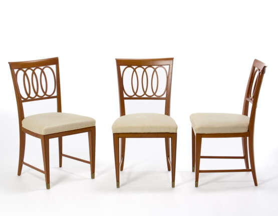 Three chairs. Probabile esecuzione F.lli Lietti fu Paolo, Cantu, 1955ca. Solid teak wood, brass caps, seat ppholstered in crème fabric. (47x90x44 cm.) (defects) | | Provenance | Private collection, Rapallo | | Accompanied by certificate of auten - Foto 1