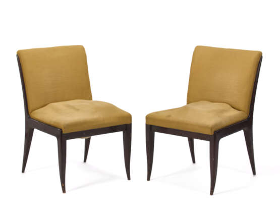 (Attributed) | Pair of solid mahogany chamber chairs, with seat upholstered in light yellow satin. 1936ca. (51x77x49.5 cm.) | | Provenance | Private collection, Milan | | Literature | L. Scacchetti, Guglielmo Ulrich, 1904-1977, Motta, Milano 20 - photo 1