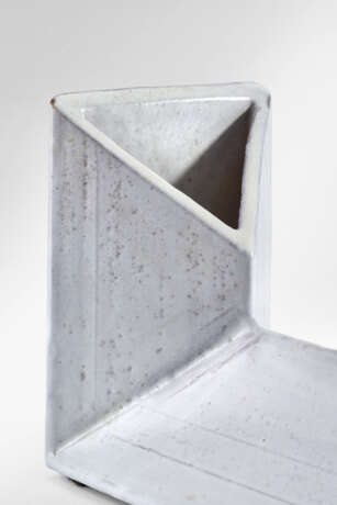 White enamelled stoneware sculpture. 1960s/1970s. Signed under one side. (14x18.5 cm.) (slight defects) - photo 3