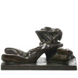 "L'offerta" | . Milan, 20th century. Bronze sculptural group depicting lovers. Signature "E. MAZZOLANI" engraved on the base. (45.5x22x21.5 cm.) | | Literature | per le versioni in terracotta e maiolica: | A. Pansera, C. Venturini, Enrico Mazzolani - фото 1