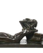 Enrico Mazzolani. "L'offerta" | . Milan, 20th century. Bronze sculptural group depicting lovers. Signature "E. MAZZOLANI" engraved on the base. (45.5x22x21.5 cm.) | | Literature | per le versioni in terracotta e maiolica: | A. Pansera, C. Venturini, Enrico Mazzolani