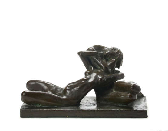 "L'offerta" | . Milan, 20th century. Bronze sculptural group depicting lovers. Signature "E. MAZZOLANI" engraved on the base. (45.5x22x21.5 cm.) | | Literature | per le versioni in terracotta e maiolica: | A. Pansera, C. Venturini, Enrico Mazzolani - Foto 2