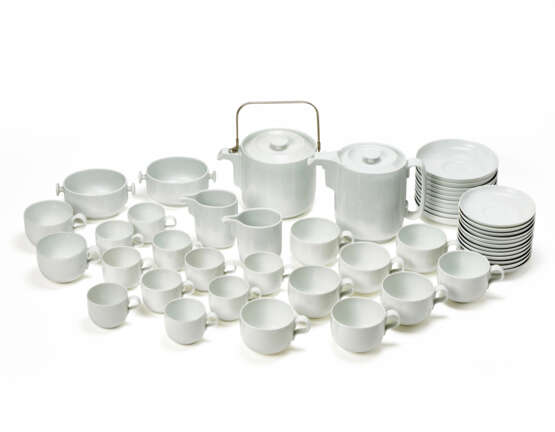 Coffee and tea service consisting of coffee pot, teapot, two milk jugs, two sugar bowls, ten coffee cups with saucers and ten tea cups with saucers. Execution by Coquet, Limoges, 1970s. (h max cm 16.5) - фото 1