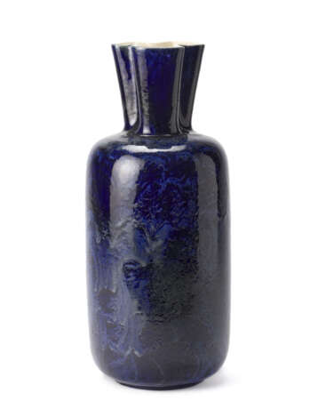 Large vase model "6418". Execution by Richard Ginori - San Cristoforo, Milan, 1930s. Cast ceramic enamelled in cobalt blue. Marked in green "RICHARD GINORI / MADE IN ITALY" and with the symbol of the manufacture. (h 42 cm.) (slight defects) | | Lite - Foto 1
