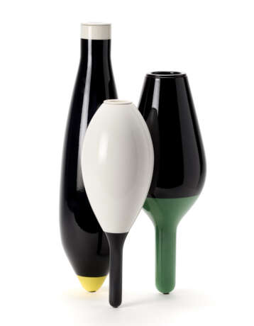 "Trois vases" | Sculpture vases. Produced by Cappellini,, 2008. Three elements with ceramic flower holders enamelled in black, white, green and yellow. (h 60 cm.) - photo 1