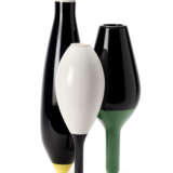 "Trois vases" | Sculpture vases. Produced by Cappellini,, 2008. Three elements with ceramic flower holders enamelled in black, white, green and yellow. (h 60 cm.) - Foto 2