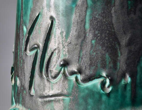 Large ceramic vase enamelled in green, yellow, white, black and red decorated in relief with sun and horses. 1950 ca. Graffita signature. (h 173 cm.) (minor defects and small losses) - Foto 3