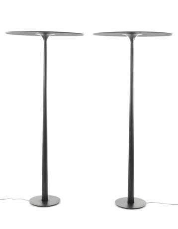 Pair of free-standing floor lamps with disc shade model "THX 1138". Produced by SpHaus, Grass, 2000s. Black painted metal. (h 216 cm.; d 99 cm.) (slight defects and losses) - Foto 1