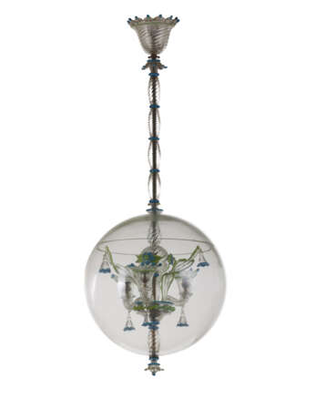 Colourless glass chandelier, with green and blue glass paste applications, decorated with flowers and leaves included in crystal glass globe. 1930s/1940s. (h 85 cm.; d 35 cm.) (slight defects) - Foto 1