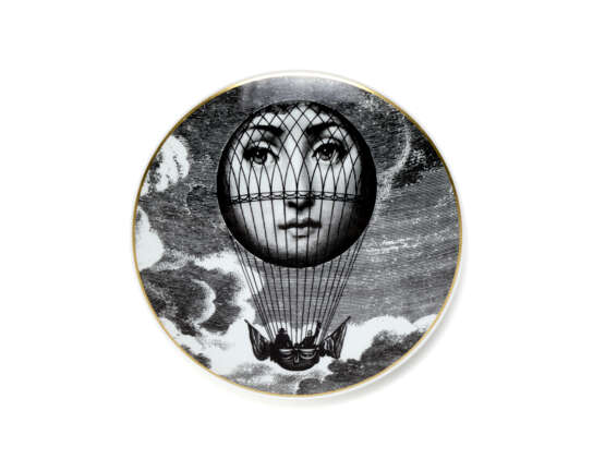 Plate of the series "Tema variazioni". 1990s. Black silk-screened porcelain. In original case. Marked on the back. (d 23.5 cm.) - photo 1