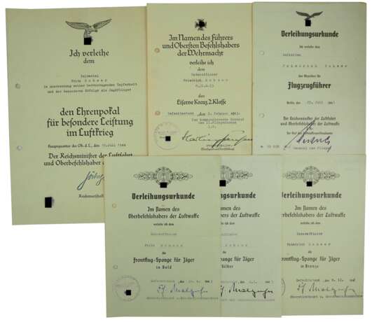 Urkundengruppe eines Jagdflieger Feldwebels mit dem Ehrenpokal für besondere Leistungen im Luftkrieg. - фото 1