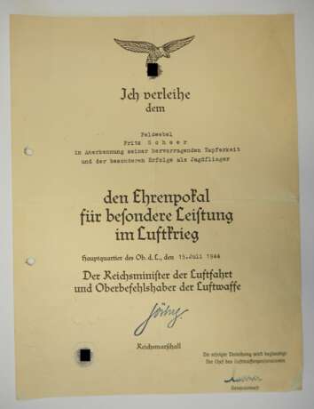 Urkundengruppe eines Jagdflieger Feldwebels mit dem Ehrenpokal für besondere Leistungen im Luftkrieg. - фото 2