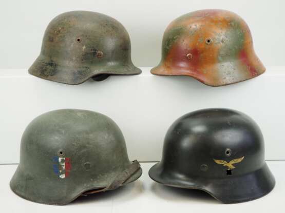 Wehrmacht: Lot von 4 Stahlhelmen. - фото 1