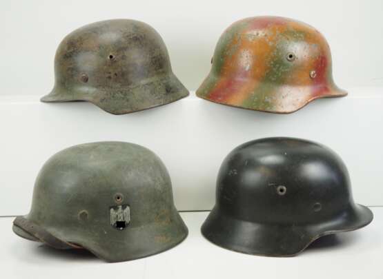 Wehrmacht: Lot von 4 Stahlhelmen. - фото 2