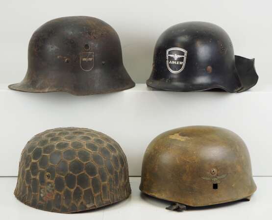 Wehrmacht: Lot von 4 Stahlhelmen. - фото 1