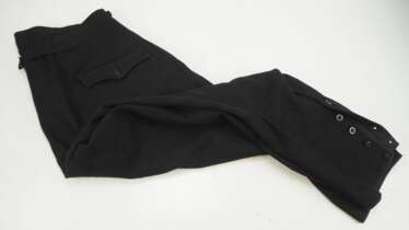 SS: Schwarze Breeches Hose.