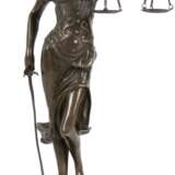 Bronze "Justitia", - mit Waage und Schwert auf Buch und Schlange stehend, Nachguß, braun patiniert, bezeichnet "Meyer", Gießerplakette "J.B. Deposee Paris", auf rundem, schwarzem Steinsockel… - photo 1