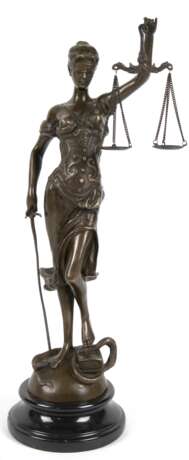 Bronze "Justitia", - mit Waage und Schwert auf Buch und Schlange stehend, Nachguß, braun patiniert, bezeichnet "Meyer", Gießerplakette "J.B. Deposee Paris", auf rundem, schwarzem Steinsockel… - Foto 1