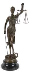 Bronze &quot;Justitia&quot;, - mit Waage und Schwert auf Buch und Schlange stehend, Nachguß, braun patiniert, bezeichnet &quot;Meyer&quot;, Gießerplakette &quot;J.B. Deposee Paris&quot;, auf rundem, schwarzem Steinsockel…